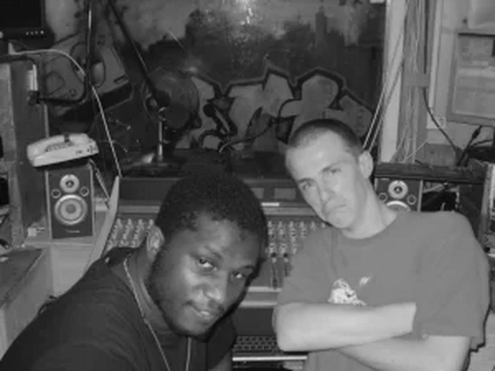 Alpha et moi dans la cabine de la radio RCT (2007)