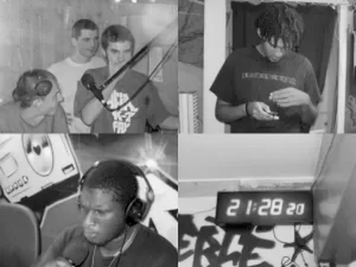 Alpha, en bas à gauche, (qui officie aujourd’hui à la tête du blog Gros Tas de Zic), était alors chroniqueur de la Blackline, avec Dj Michel, Jimmy Pimp, Max, Maestro et tous les autres…