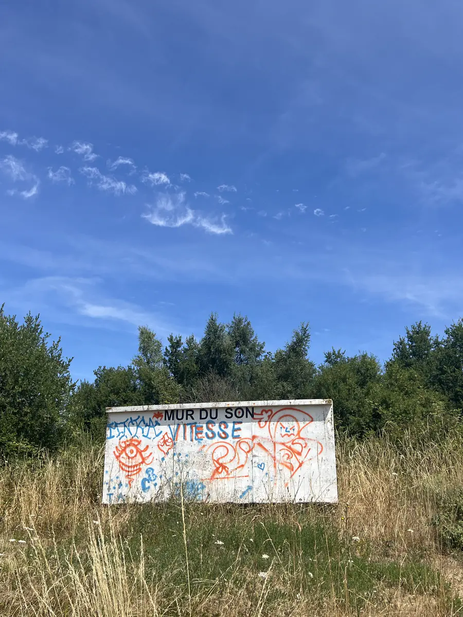 V45 + EV1 + V6 — « Mur du son », 2025